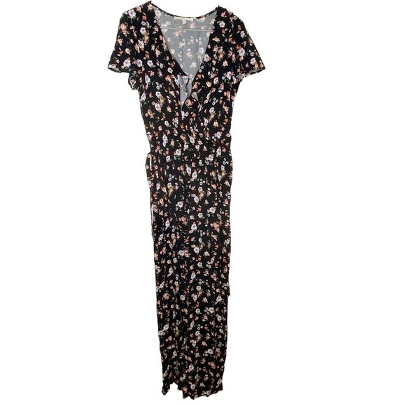 𝅺kingston Grey floral jumpsuit. short sleeves. Size M - Picture 2 of 3